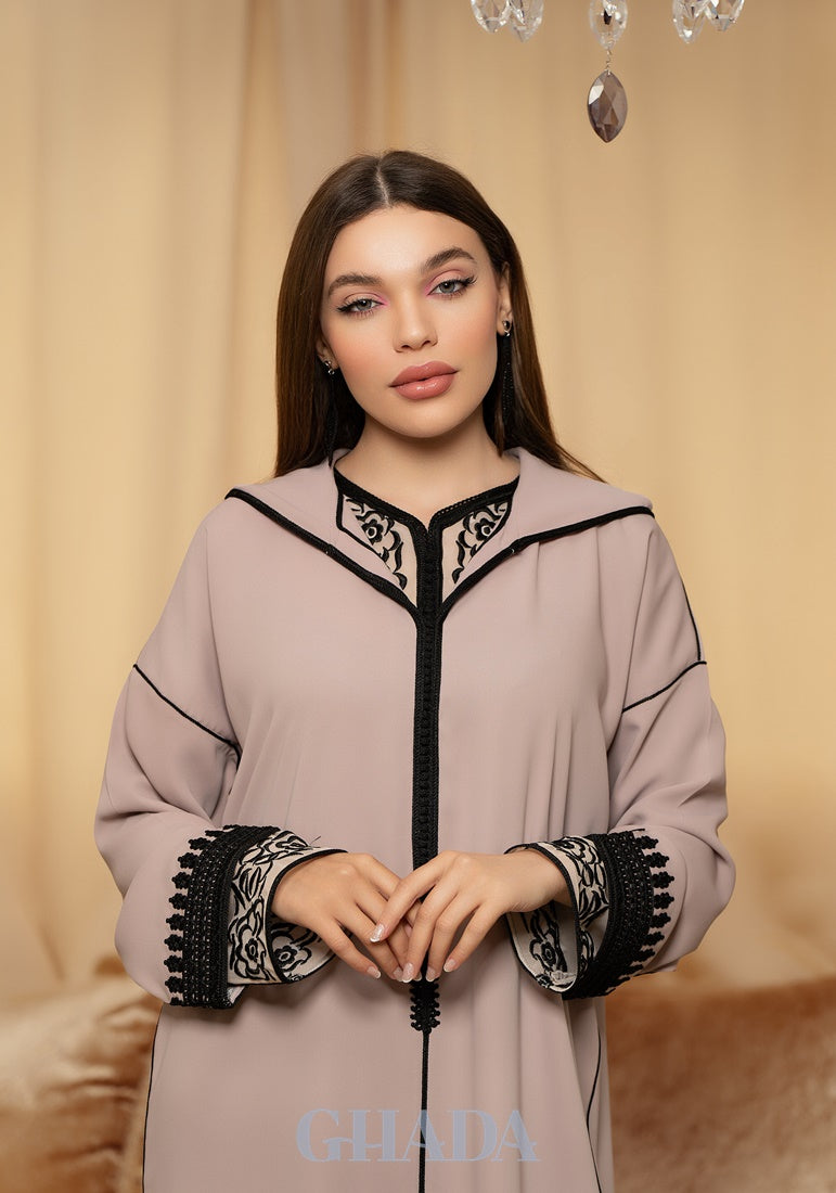 Djellaba traditionnelle en beige sable avec Qmiss �?? GHADA FASHION
