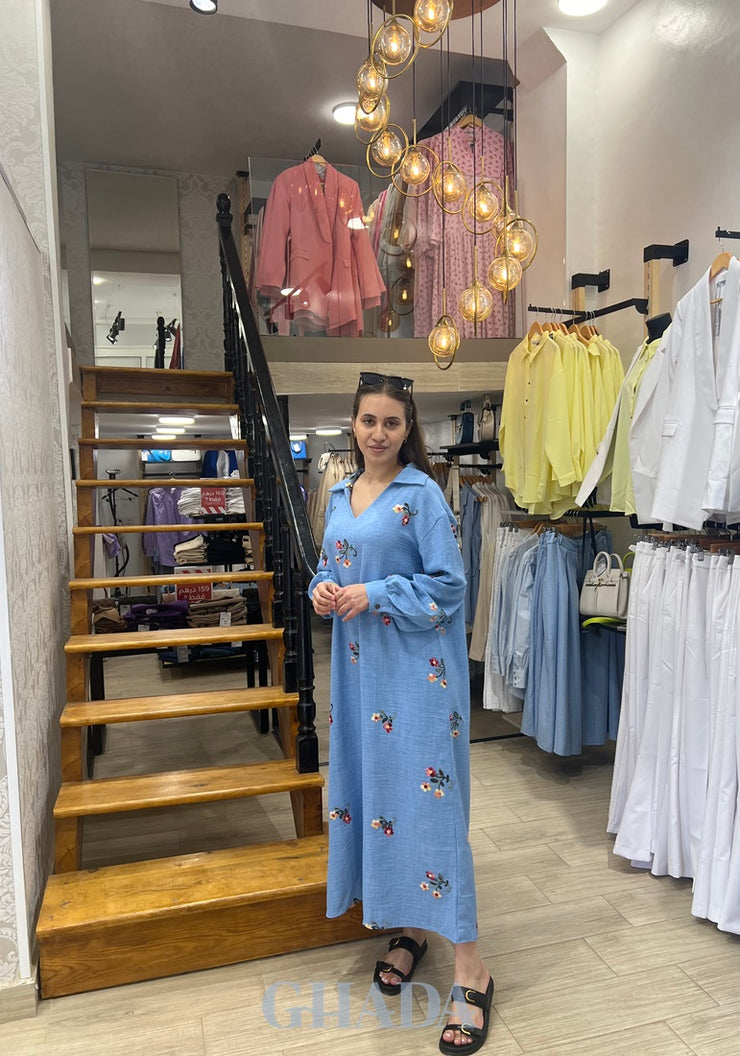 Robe brodée en bleu ciel
