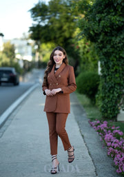 Ensemble tailleur : veste et pantalon en marron