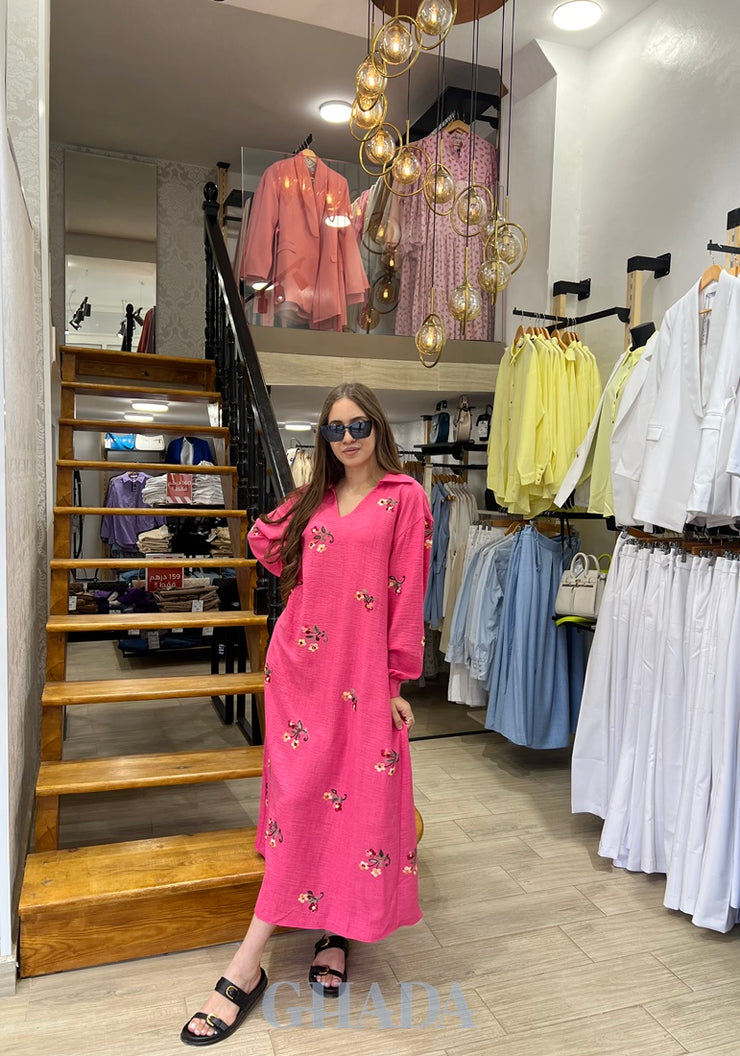Robe brodée en rose fuchsia