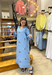 Robe brodée en bleu ciel