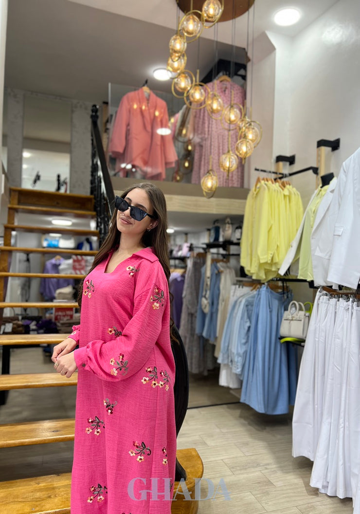 Robe brodée en rose fuchsia