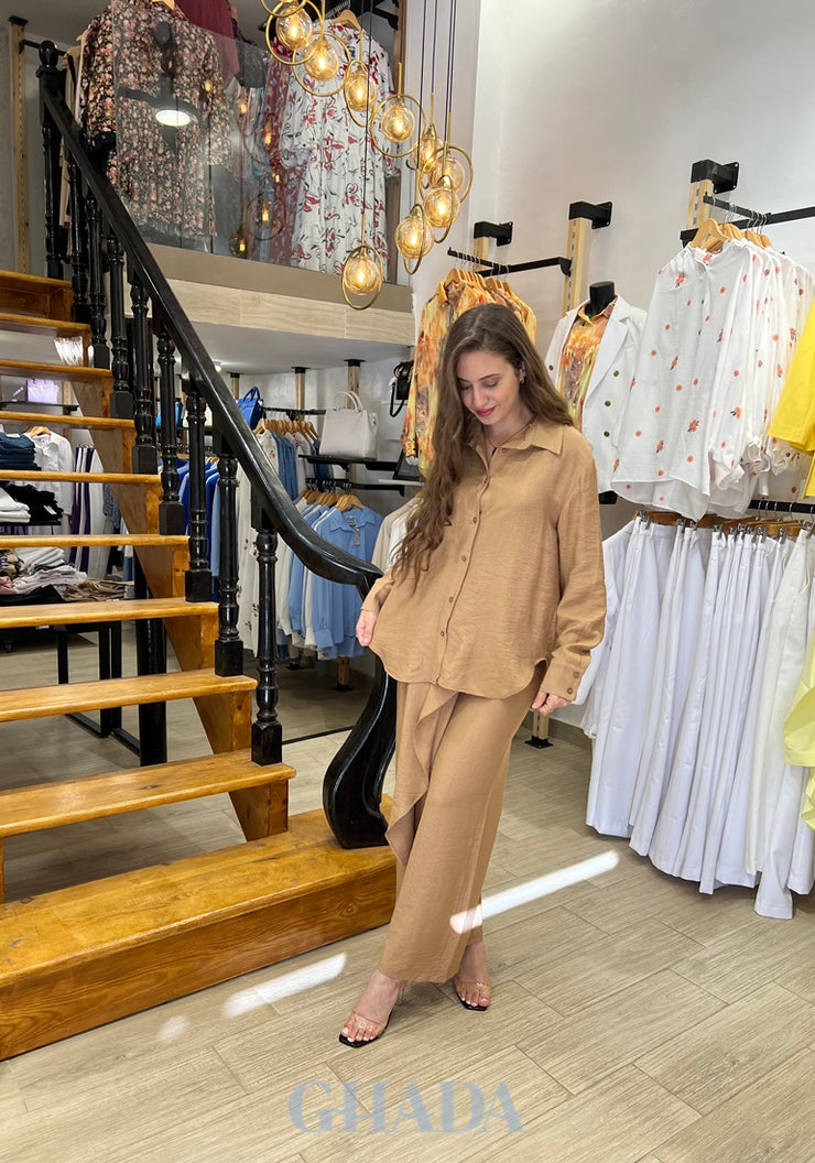 Ensemble chemisier et pantalon en beige foncé