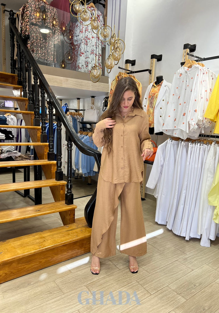 Ensemble chemisier et pantalon en beige foncé