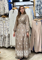 Robe brodée
