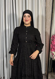 Robe brodée en noir
