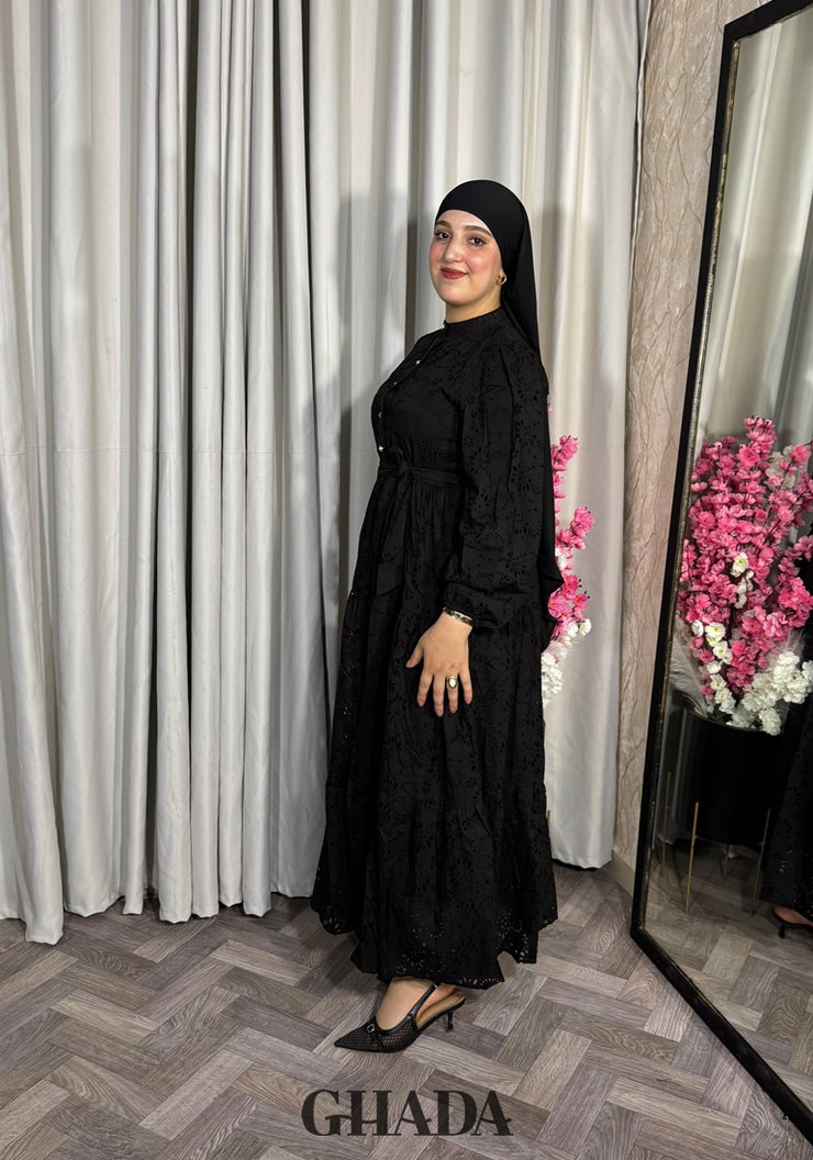 Robe brodée en noir
