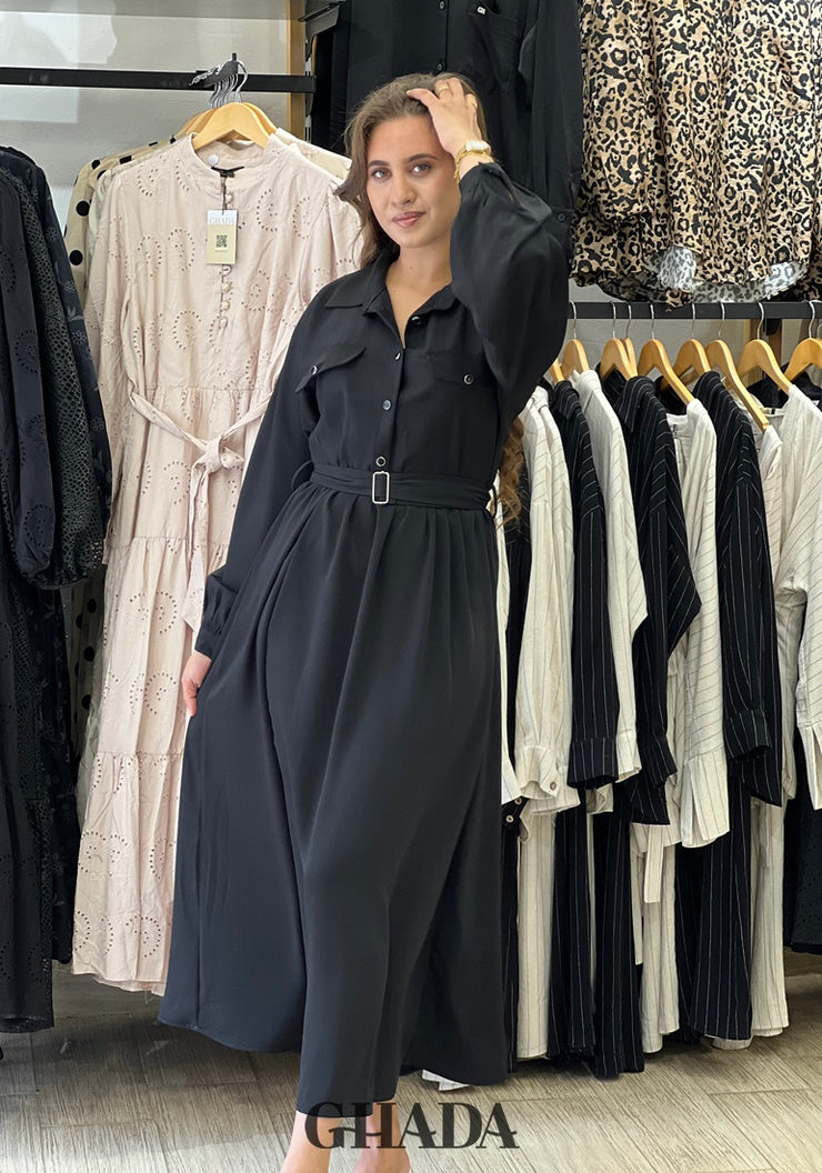 Robe longue ceinturée en noir