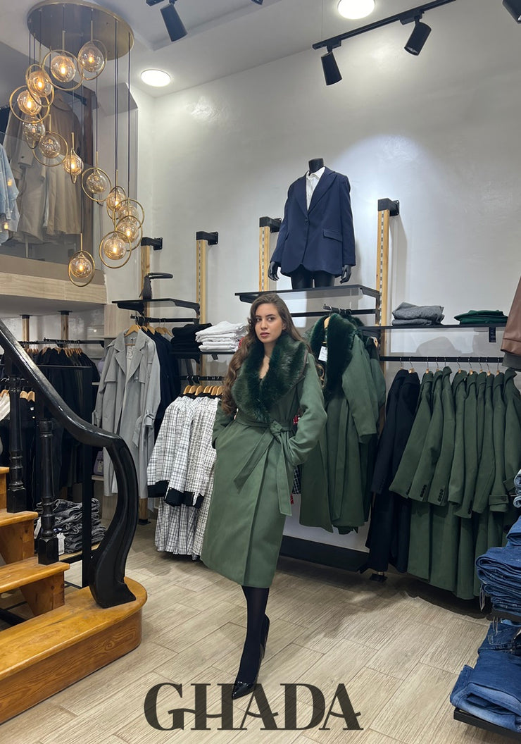 Manteau long en vert avec col fourrure