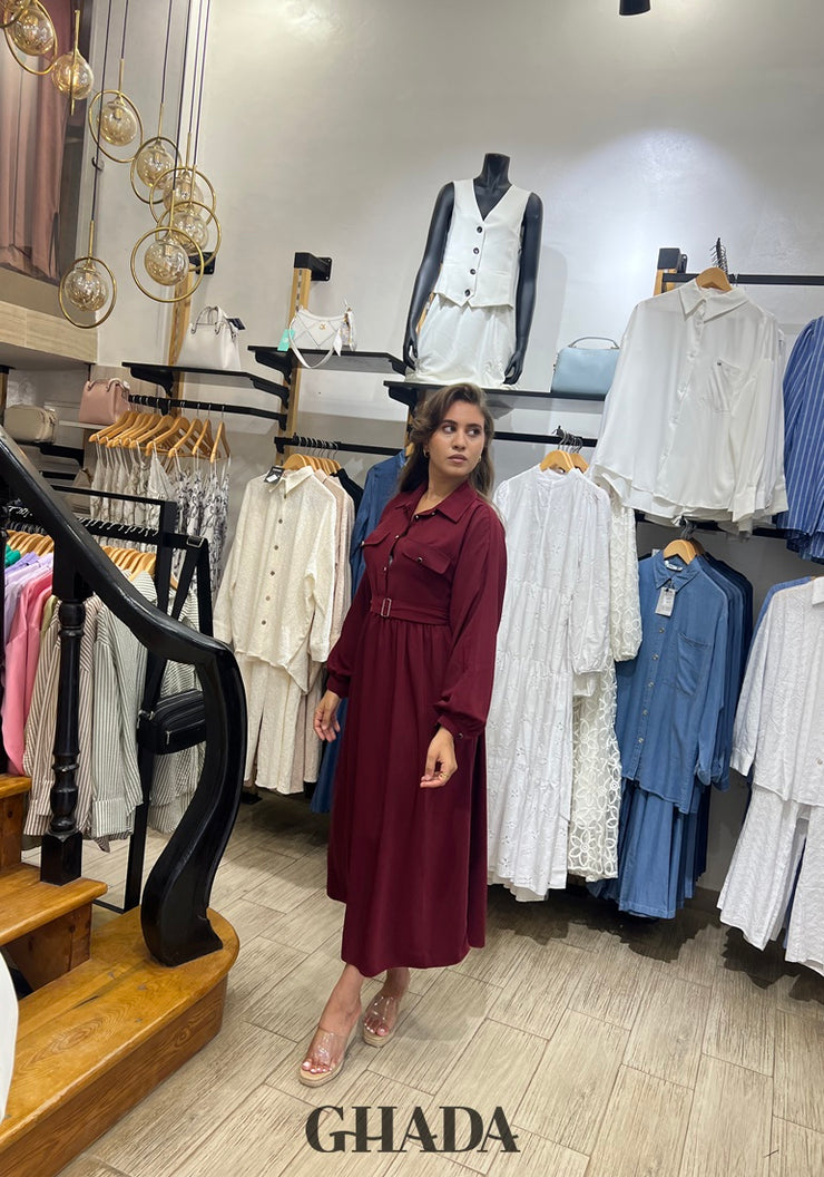 Robe longue ceinturée en bordeaux