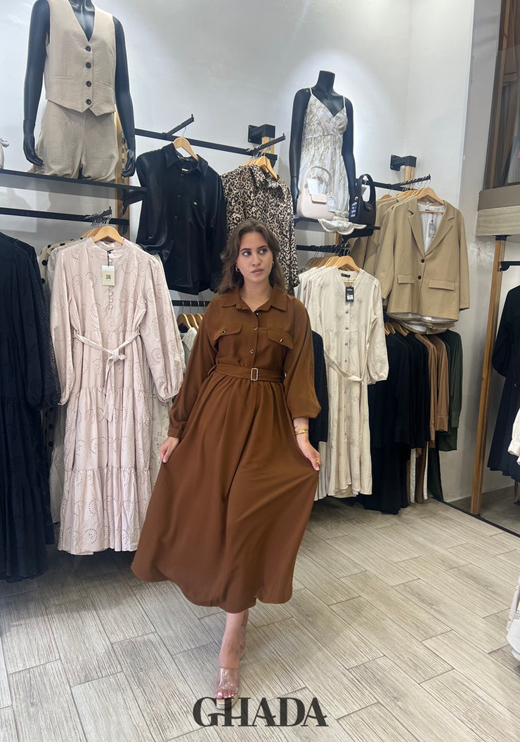 Robe longue ceinturée en marron