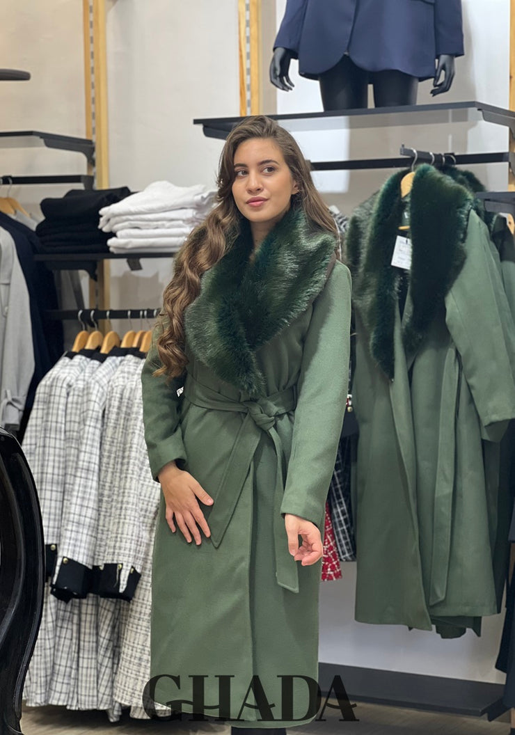 Manteau long en vert avec col fourrure