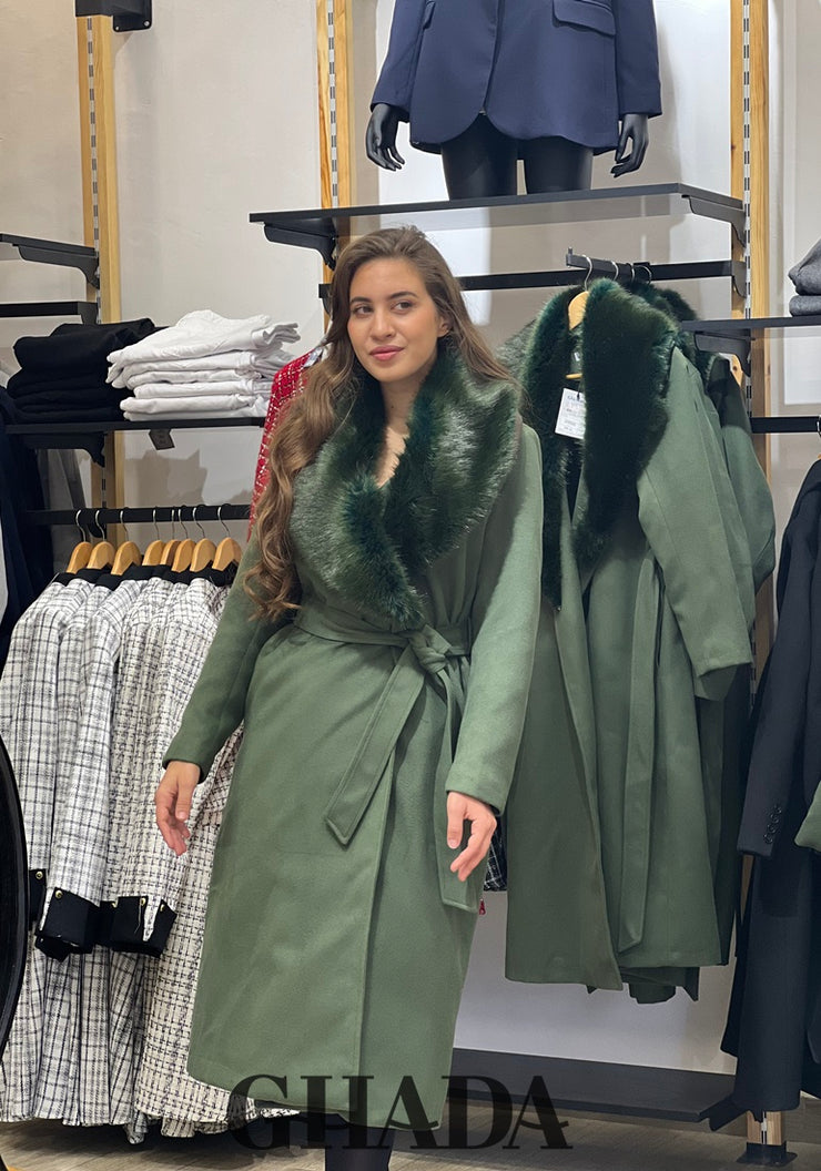 Manteau long en vert avec col fourrure