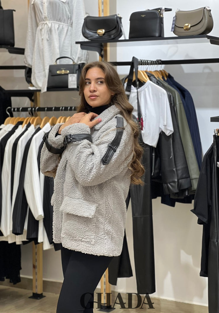 Manteau gris en duveteux