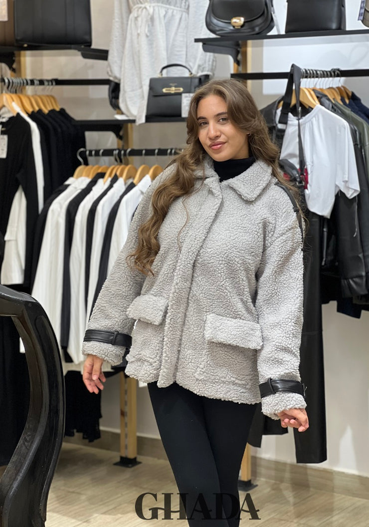 Manteau gris en duveteux