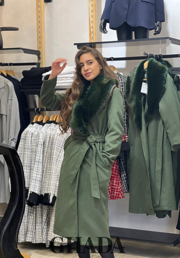 Manteau long en vert avec col fourrure