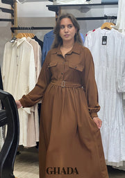 Robe longue ceinturée en marron