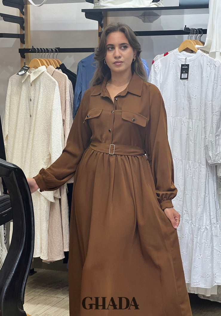 Robe longue ceinturée en marron