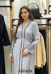 Abaya avec manches brodées