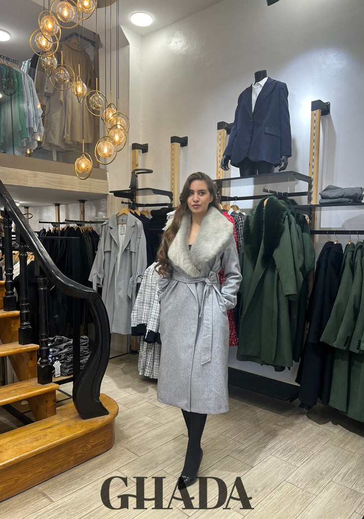 Manteau long gris avec col fourrure