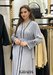 Abaya avec manches brodées