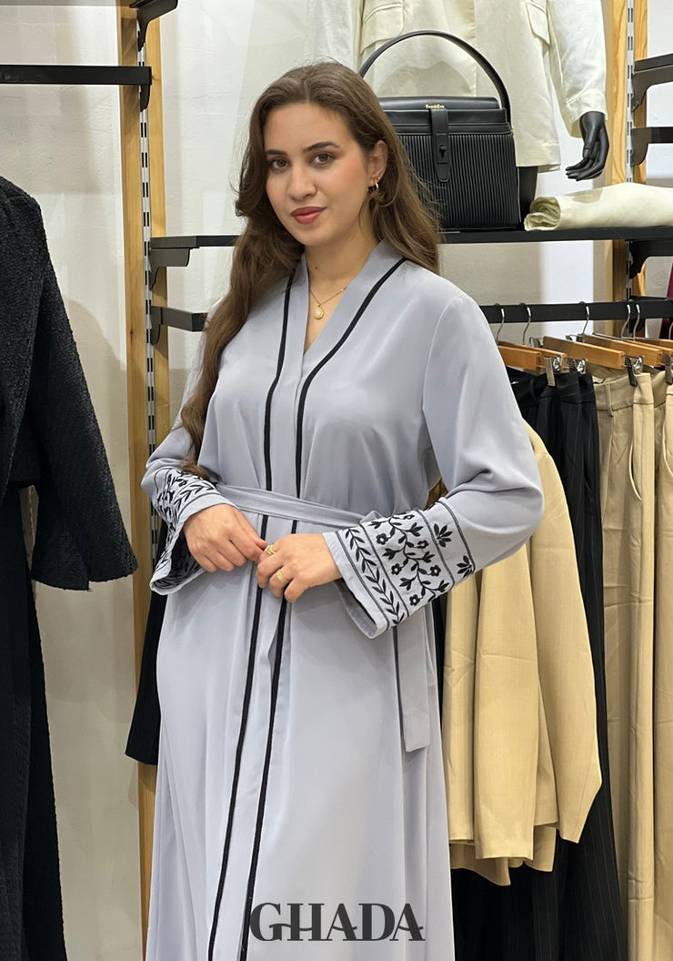 Abaya avec manches brodées