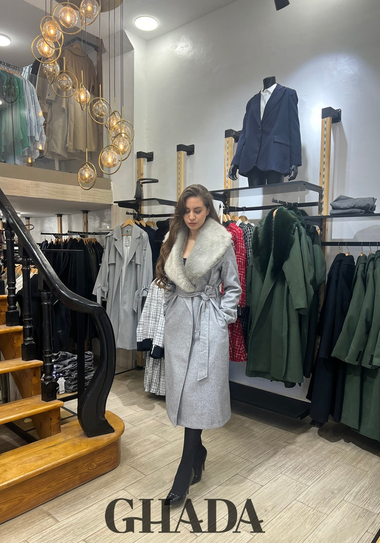 Manteau long gris avec col fourrure