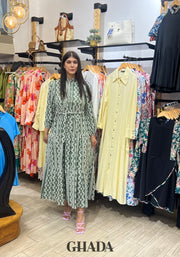 Robe brodée en vert kaki