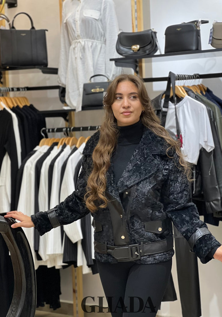 Manteau noir en duveteux