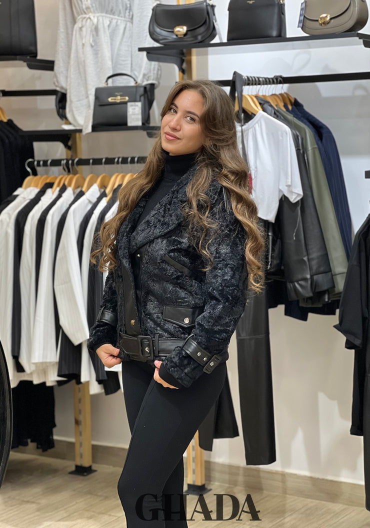 Manteau noir en duveteux