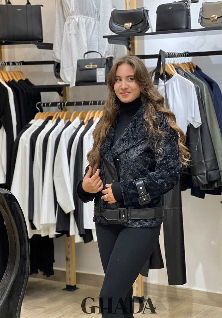Manteau noir en duveteux