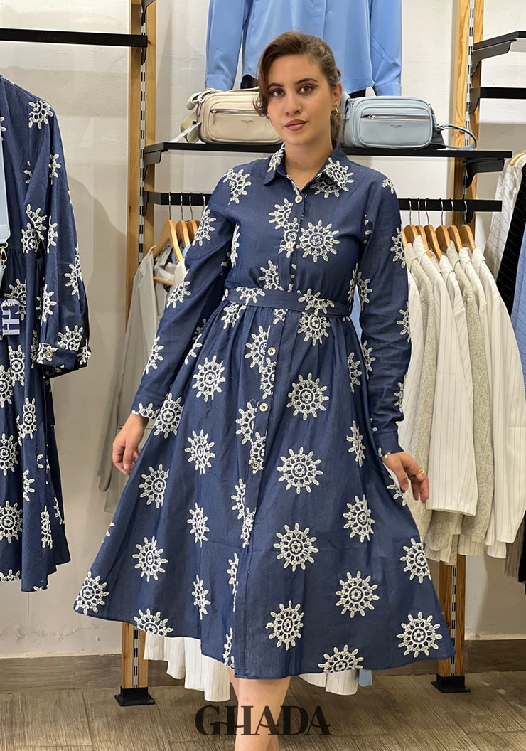 Robe en denim brodée