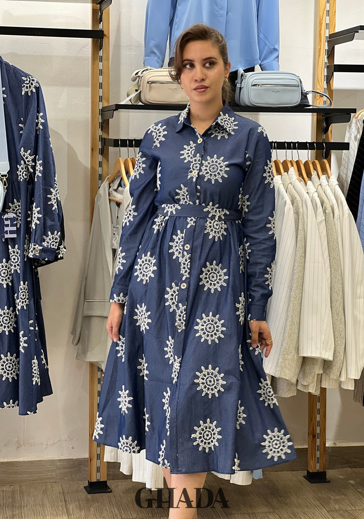 Robe en denim brodée