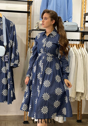 Robe en denim brodée