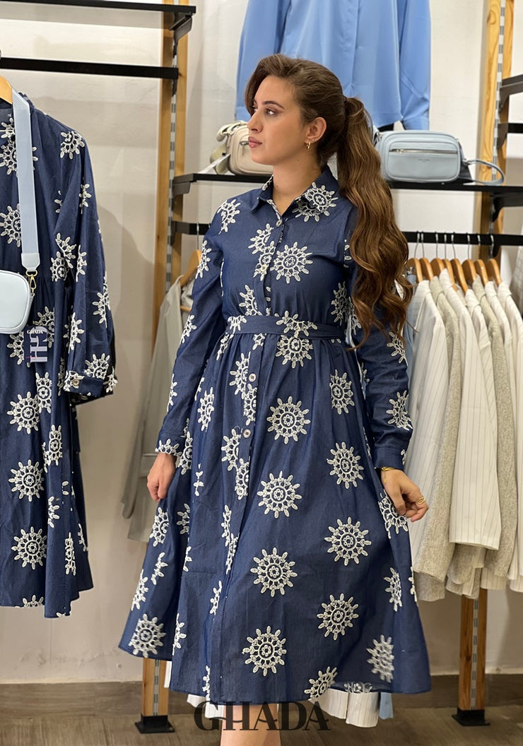 Robe en denim brodée
