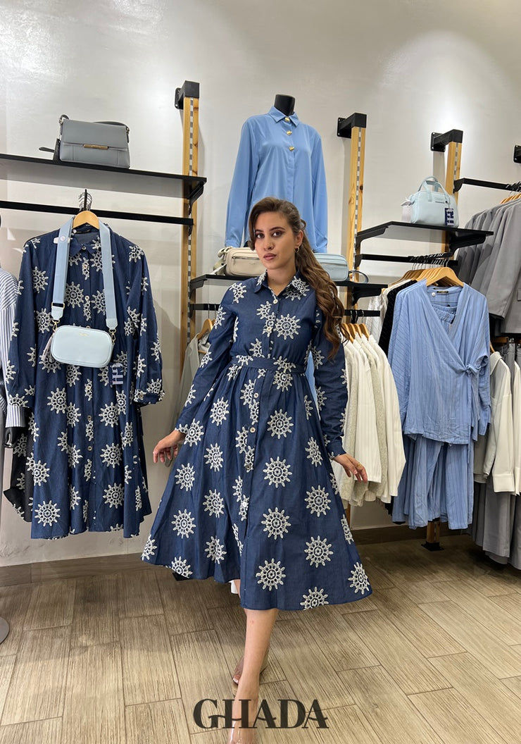 Robe en denim brodée