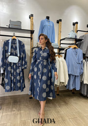 Robe en denim brodée