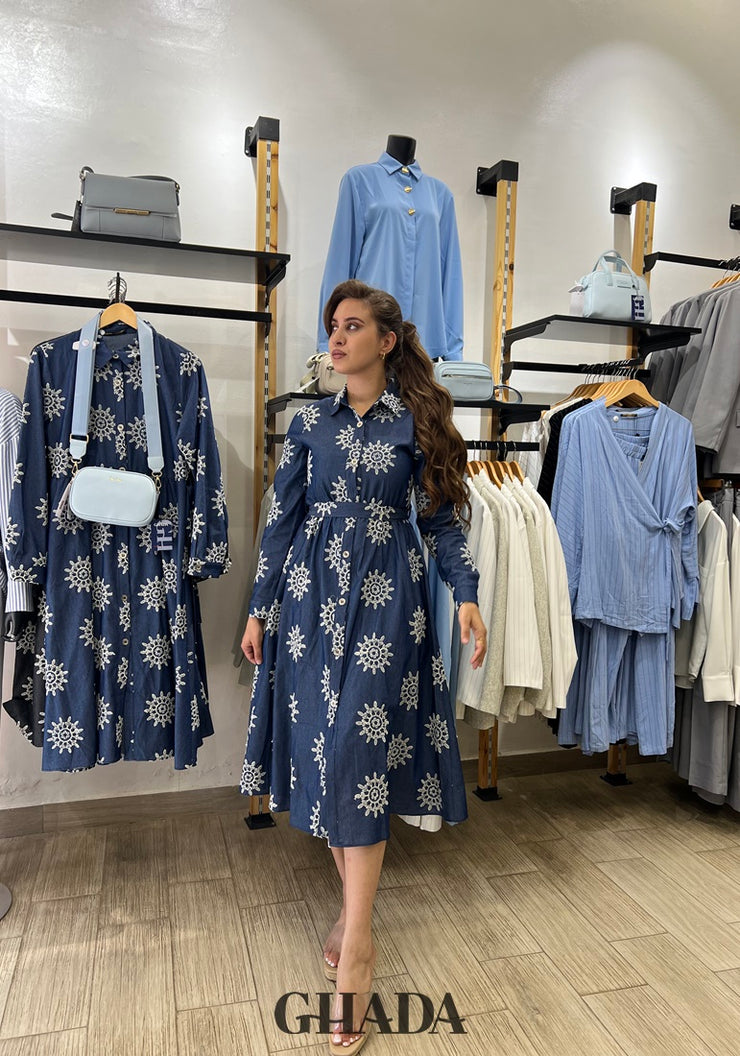 Robe en denim brodée