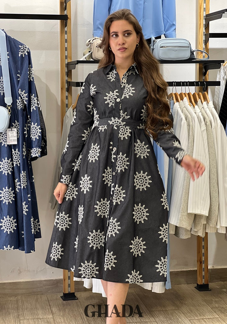 Robe en denim brodée