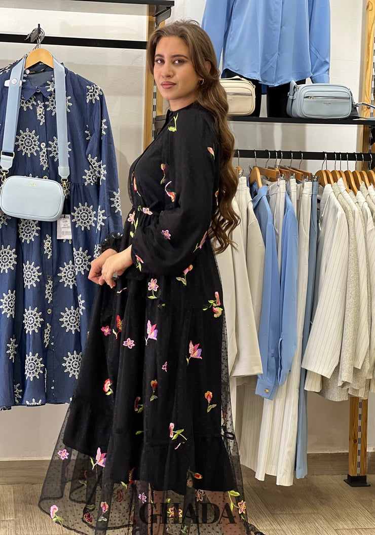 Robe noire en dentelle fleurie