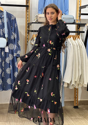 Robe noire en dentelle fleurie