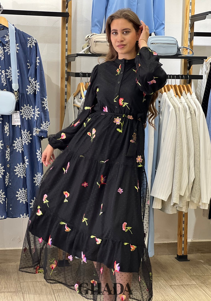 Robe noire en dentelle fleurie