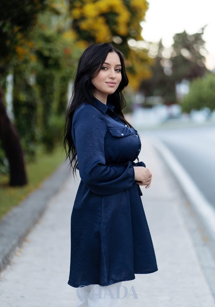 Chemise satinée en bleu marine