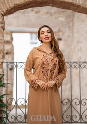 Djellaba makhzaniya en caramel avec broderie en skalli