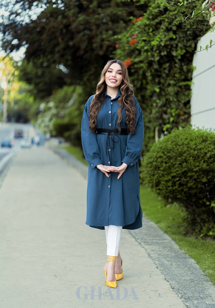 Chemisier longue en bleu pétrole avec ceinture en cuir