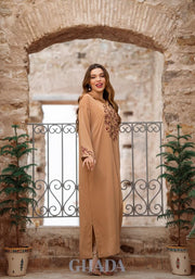 Djellaba makhzaniya en caramel avec broderie en skalli