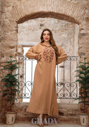 Djellaba makhzaniya en caramel avec broderie en skalli