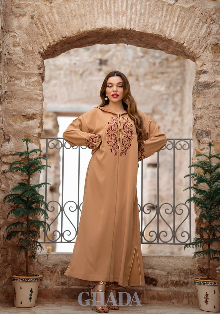 Djellaba makhzaniya en caramel avec broderie en skalli