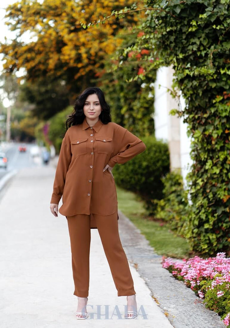 Ensemble chemisier et pantalon en marron