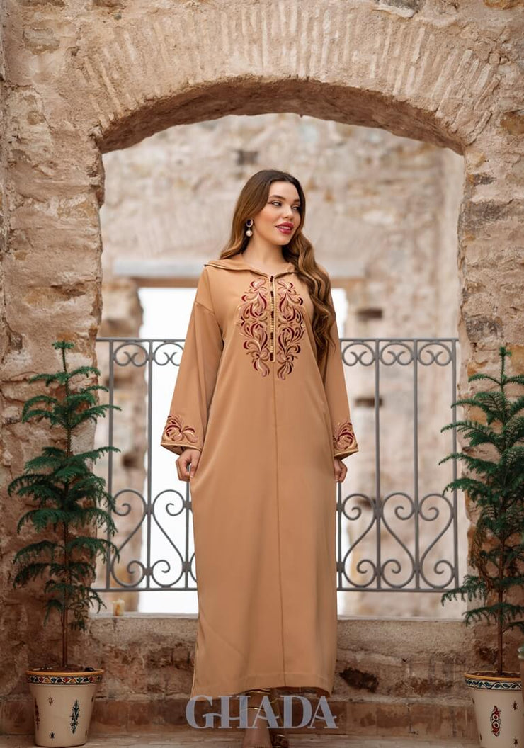 Djellaba makhzaniya en caramel avec broderie en skalli